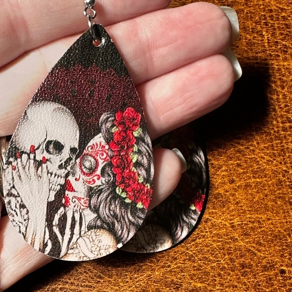 Halloween Earrings Skeleton Tear drop shaped leather pierced earrings - Picture 3 of 11